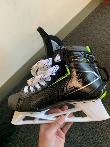 New Intermediate Bauer Regular Width Size 5.5 Pro Hockey Goalie Skates