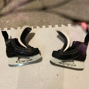 New Intermediate CCM Regular Width  Size 5 Super Tacks Hockey Skates