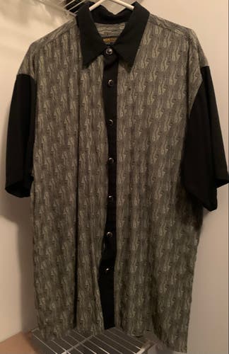Montique NY Mens Collared Short Sleeve Button Up Size L Leisure Walking Shirt