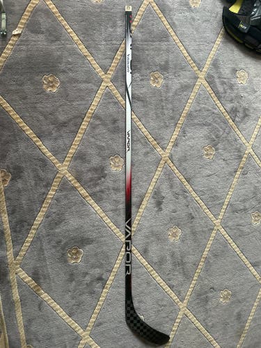 New Senior Bauer Right Handed P28 Pro Stock Vapor Team Hockey Stick