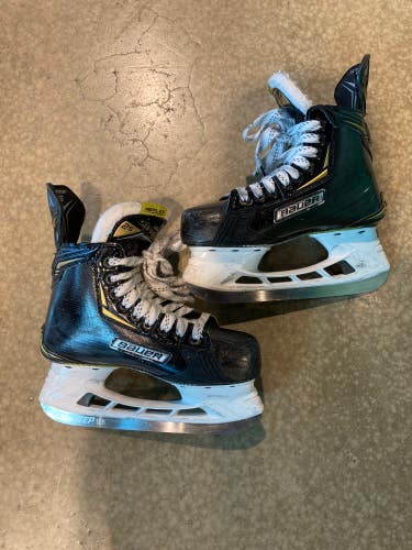 Used Junior Bauer Supreme 2S Hockey Skates Regular Width Size 3