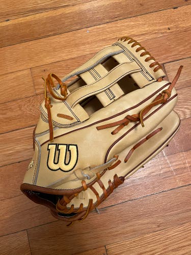 New A2000 Fully Conditioned Outfield 12.75" 1799 Baseball Glove