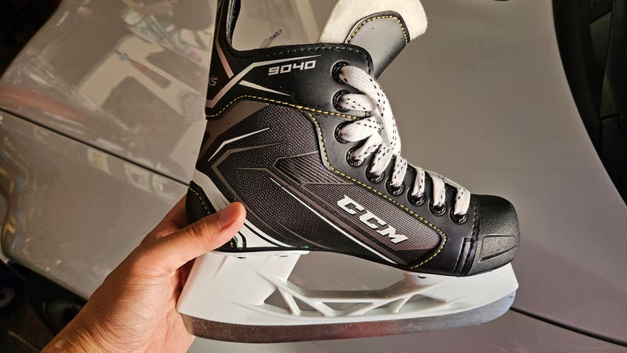 New Junior CCM Tacks 9040 Hockey Skates Regular Width Size 2 - Tried on once