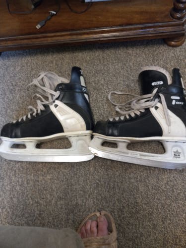 Senior Size 9.5 CCM Tacks 152 Hockey Skates Regular Width
