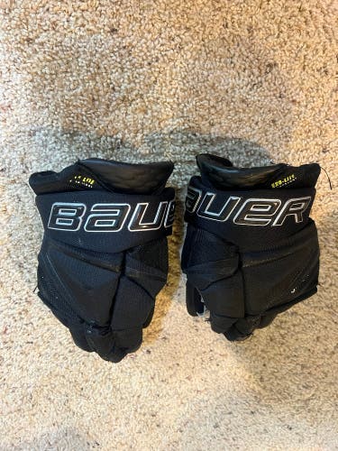 Used  Bauer 12"  Vapor Hyperlite Gloves