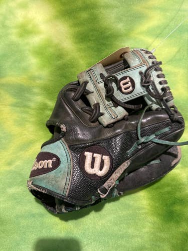 Black Used Kid Pitch Wilson A2000 Right Hand Throw Infield Baseball Glove 11.5"