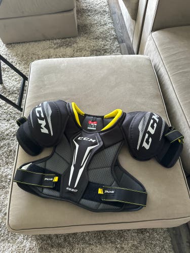 New Large CCM Tacks 9550 Shoulder Pads