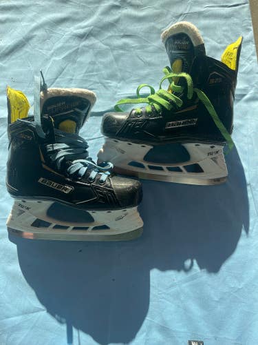 Used Junior Bauer Supreme S29 Hockey Skates Regular Width Size 2.5