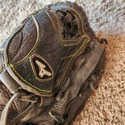 Mizuno Right Hand Throw Premier Fastpitch Softball Glove 12.5" Soft leather that's broken in