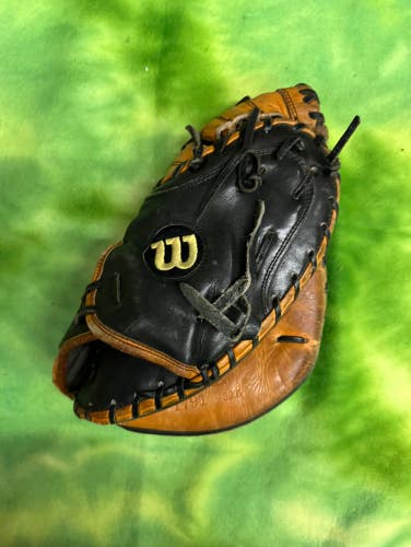 Brown Used Adult Wilson A2000 Right Hand Throw Catcher's Baseball Glove 32.5"