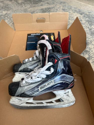 Used Intermediate Bauer  Size 4 Vapor X900 Hockey Skates