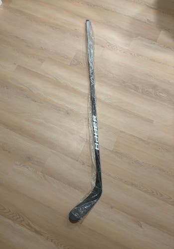 New Senior Bauer Right Handed P28 82 Flex Vapor Hyperlite Hockey Stick