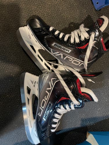 Used Intermediate Bauer LTX Pro+ Hockey Skates Regular Width Size 5.5