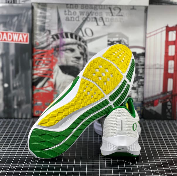 Nike Air Zoom Pegasus 40 Oregon Ducks Running Shoes Men display picture 1