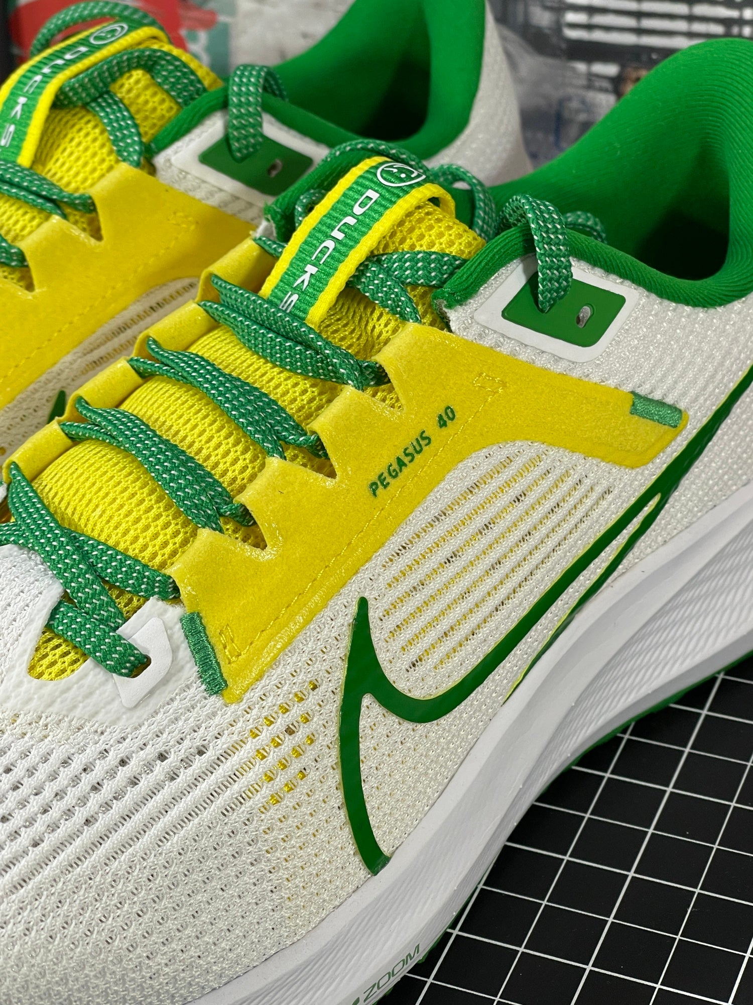 Nike Air Pegasus 40 Oregon Ducks Running Shoes Men\'s Size 10 NIKE AIR PEGASUS 40 NCAA OREGON DUCKS | Mercari main image 2