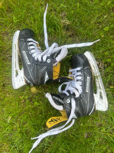 Bauer Ignite Youth Hockey Skates Size 4D