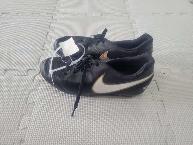 Used Nike Junior 05.5 Cleat Soccer Outdoor Cleats