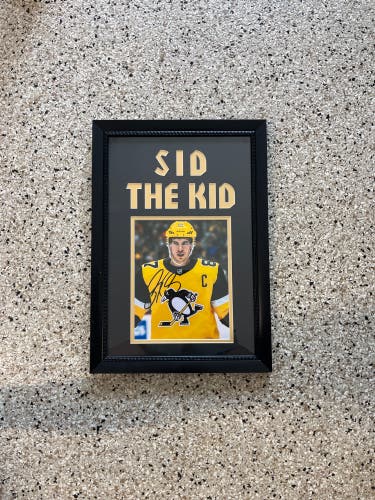 signed photo frame of sidney crosby