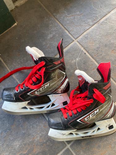 Used Junior CCM JetSpeed Shock Hockey Skates Regular Width Size 3.5