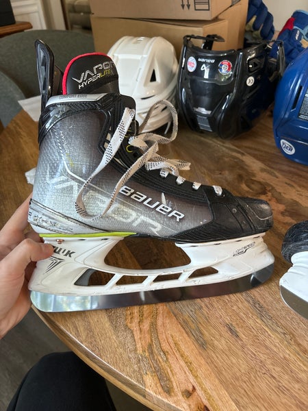 Used Senior Bauer Regular Width 9 Vapor Hyperlite Hockey Skates