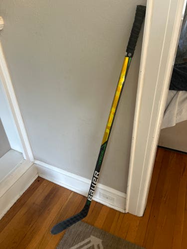 Used Junior Bauer Right Handed P28  Supreme UltraSonic Hockey Stick