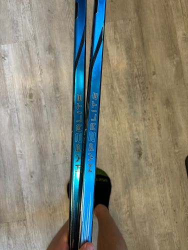 2 New Senior Bauer Right Handed P28 77 Flex Blue Vapor Hyperlite 2 Hockey Stick