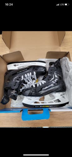 New Senior Bauer  8.5 Supreme Mach Hockey Skates