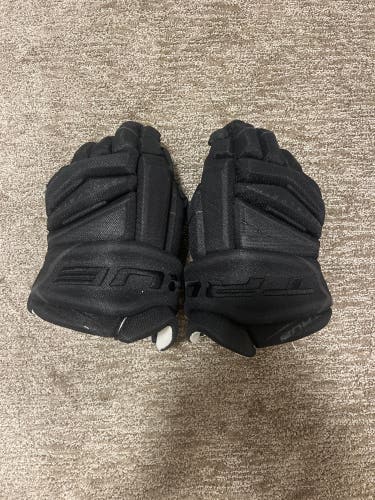 Used True 11" Gloves Blackout