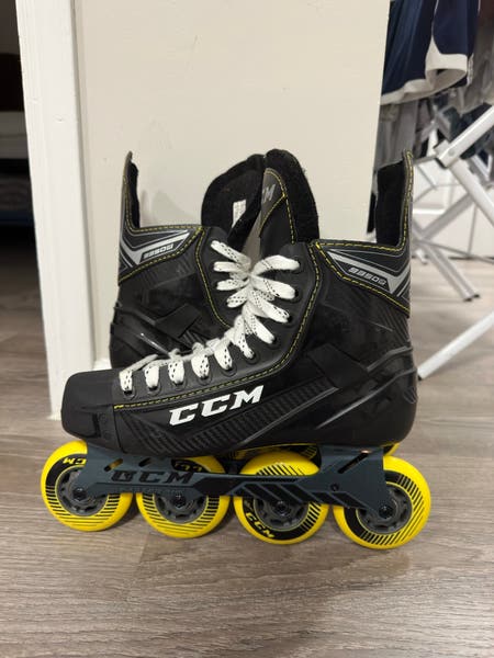 Rollers De Hockey En Ligne CCM Tacks AS570 Taille 43 EU (SR 8.0) - Chaussure Monobloc, Rigidité 150, Roues Rizon 76A