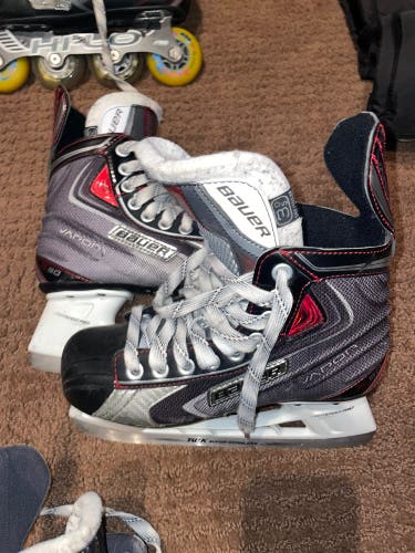 Used Junior Bauer Regular Width  Size 3.5 Vapor x50 Hockey Skates
