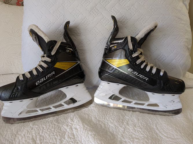 Used Junior Bauer Supreme 3S Pro Hockey Skates Regular Width Size 2