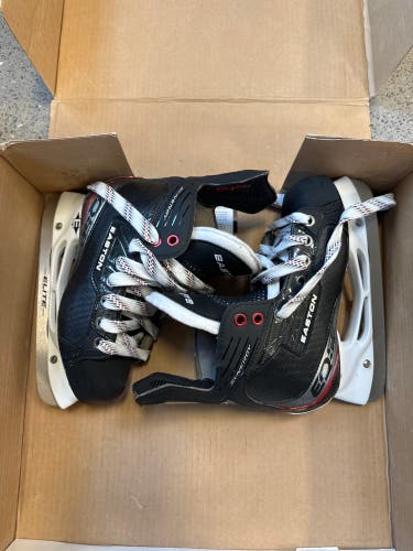 New Junior Easton Extra Wide Width  Size 3.5 Synergy EQ Hockey Skates