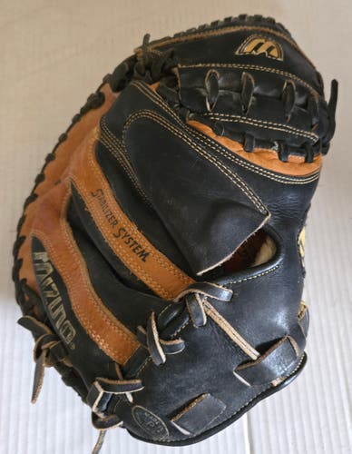 Used MFR co11 Mizuno Right Hand Throw Catcher's Baseball Glove