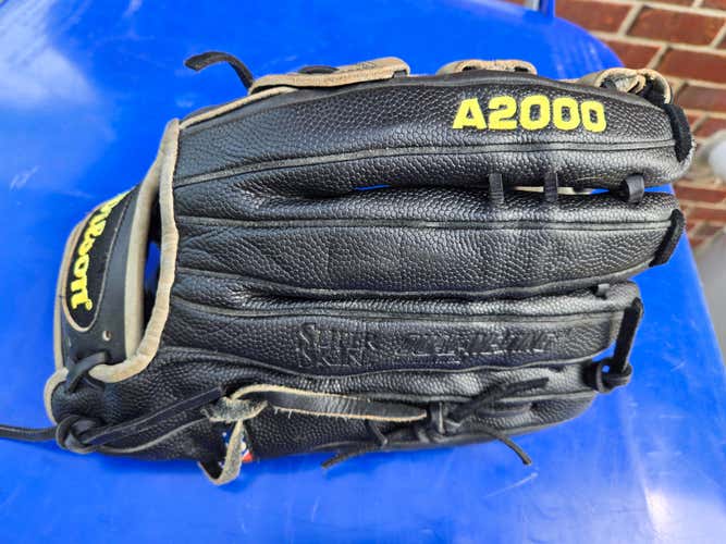 Used Wilson Left Hand Throw Infield A2000 Baseball Glove 11.5"