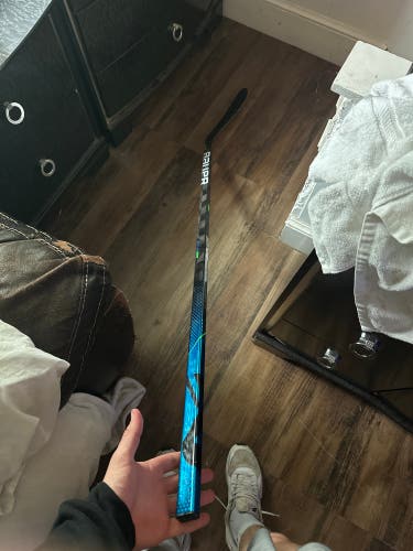 New Intermediate Bauer Right Handed  Nexus Geo Hockey Stick