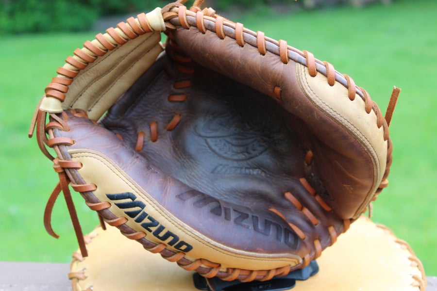 Used Right Hand Throw Mizuno Catcher's Classic Pro Soft Baseball Glove 34"