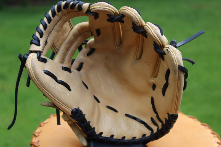 Used Right Hand Throw Rawlings Infield Gold Glove Elite Baseball Glove 11.25"