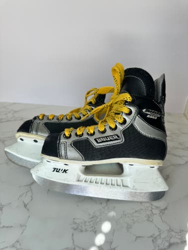 Used Youth Bauer Supreme 2090 Hockey Skates Extra Wide Width 11