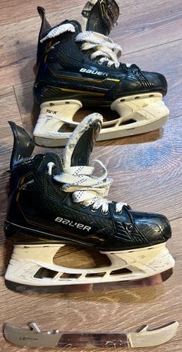Used Intermediate Bauer Supreme M5 Pro Hockey Skates Regular Width Size 4.5