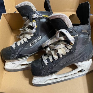 Used Intermediate Bauer Regular Width  6 Supreme 170 Hockey Skates