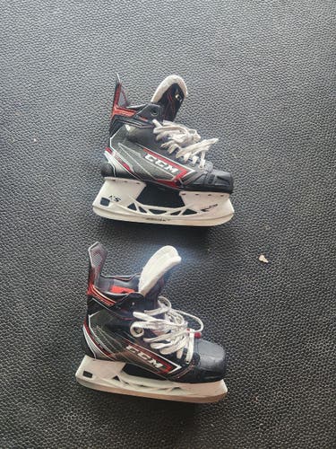 Used Senior CCM Regular Width  8 JetSpeed FT490 Hockey Skates