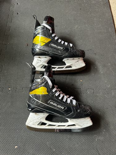 Used Intermediate Bauer Supreme UltraSonic Hockey Skates Regular Width Size 4.5