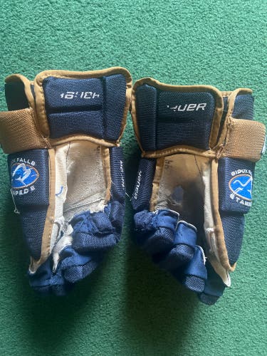 Used  Bauer 15" 4 Roll Gloves