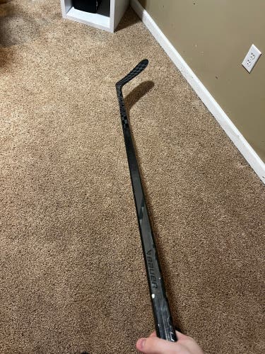 Used Senior Bauer Right Handed P28M Pro Stock Vapor Hyperlite 2 Hockey Stick