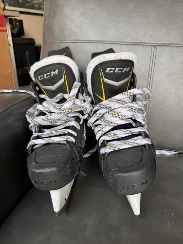 Used CCM 9.5 Tacks 9070 Hockey Skates