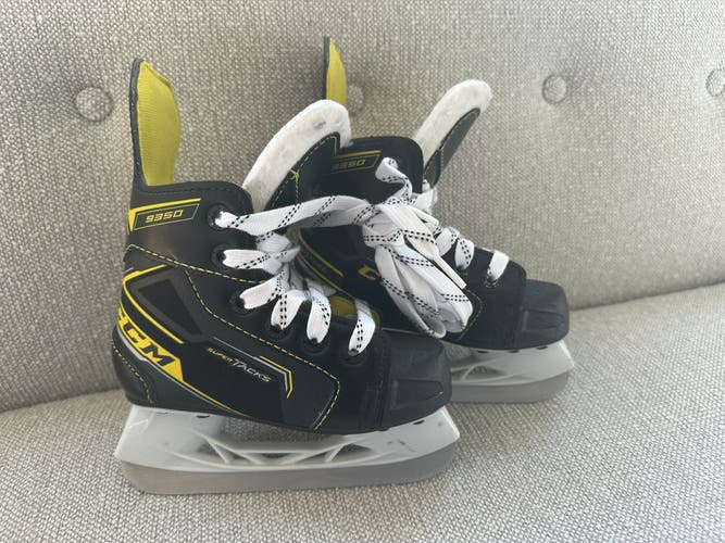 Used Youth CCM Super Tacks Hockey Skates Regular Width Size 8