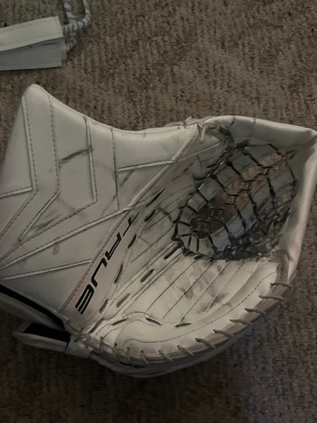 True Catalyst 7x3 goalie glove