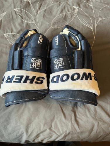 Sher-Wood T90 Pro Hockey Gloves - Toronto Maple Leafs 13”