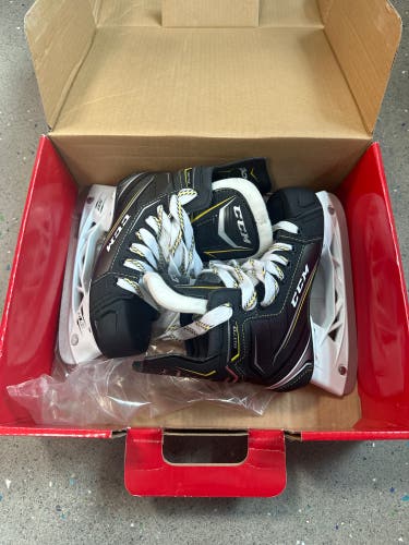 New Junior CCM Regular Width   Size 1.5 Tacks 9070 Hockey Skates
