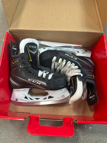 New Junior CCM Regular Width   Size 1 Tacks 9070 Hockey Skates